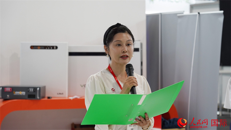 中建材海外經(jīng)濟合作有限公司總經(jīng)理姜婓致辭。人民網(wǎng) 劉暢攝