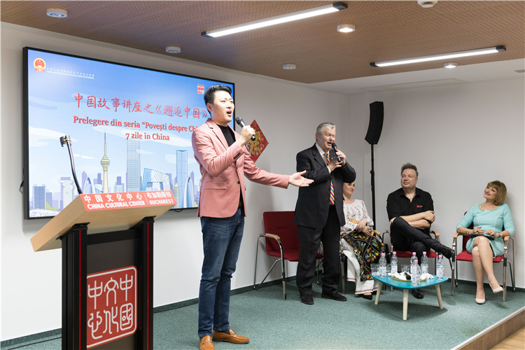 中國青年男高音歌唱家方瀧與奧爾基·圖爾達(dá)合唱羅語歌曲。布加勒斯特中國文化中心供圖。