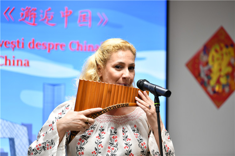 喬治亞娜·帕納演奏排簫。 布加勒斯特中國文化中心供圖。