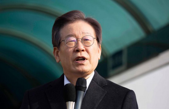 1月10日，韓國最大在野黨黨首李在明從首爾大學醫(yī)院出院時發(fā)表講話。新華社發(fā)（全休相攝）
