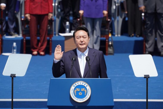 2022年5月10日，在韓國(guó)首爾，尹錫悅出席總統(tǒng)宣誓就職儀式。新華社發(fā)（李相浩攝）