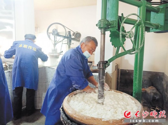 　　作坊里工人正在進(jìn)行粉絲生產(chǎn)。受訪者供圖