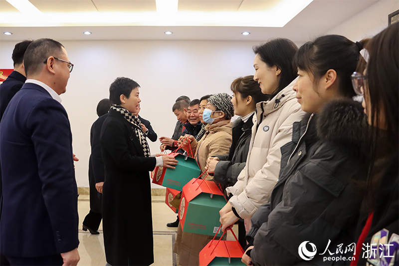 杭州市上城區(qū)“我為年夜飯?zhí)淼啦恕睈坌亩Y盒正式啟送。人民網(wǎng) 秦文攝
