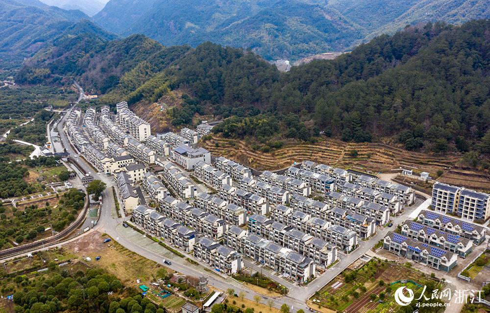 近日，航拍寧波市海曙區(qū)龍觀鄉(xiāng)李岙村屋頂光伏項目。人民網(wǎng) 章勇濤攝