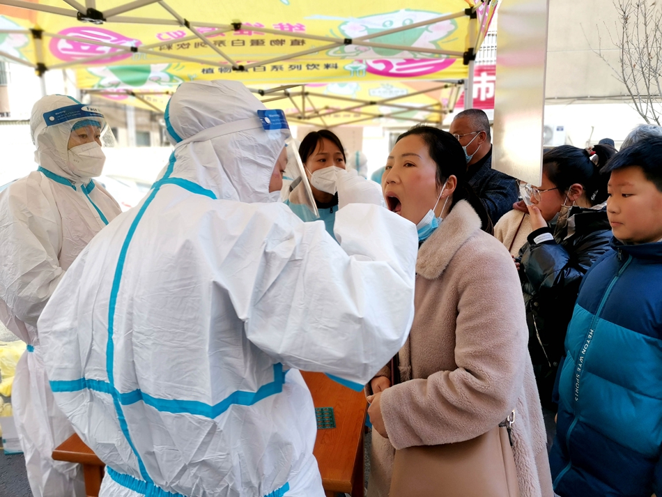 連云港贛榆區(qū)抽調近500名醫(yī)務人員開展核酸檢測。朱代桂攝