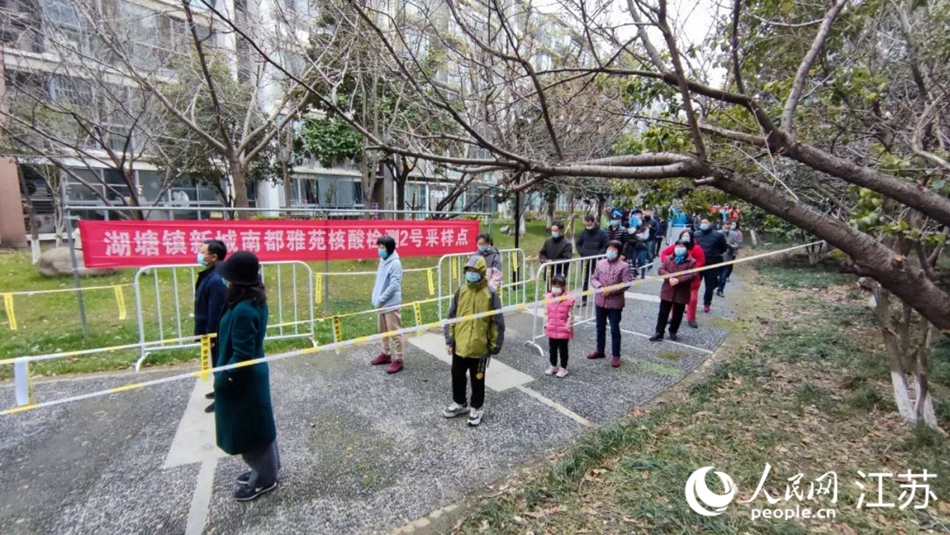 湖塘鎮(zhèn)黨員干部定點、定人、定崗、定責(zé)保障核酸檢測有序進(jìn)行。 武進(jìn)區(qū)委宣傳部供圖