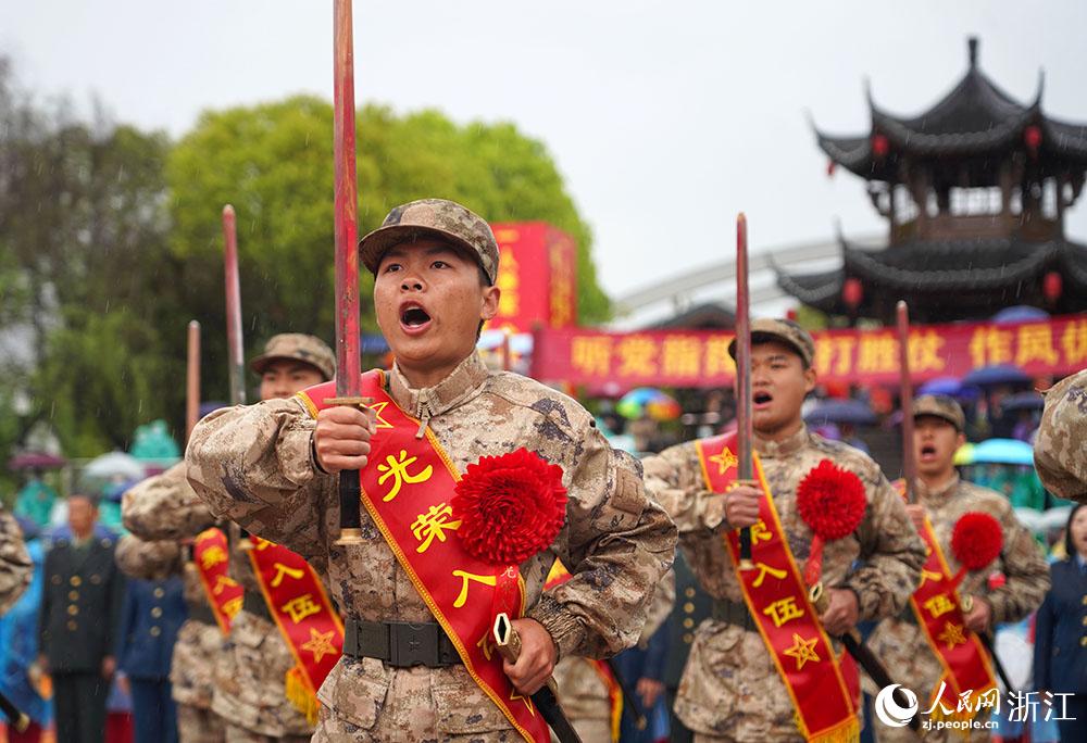3月22日，新兵們高喊誓言、莊嚴(yán)亮劍。人民網(wǎng) 章勇濤攝