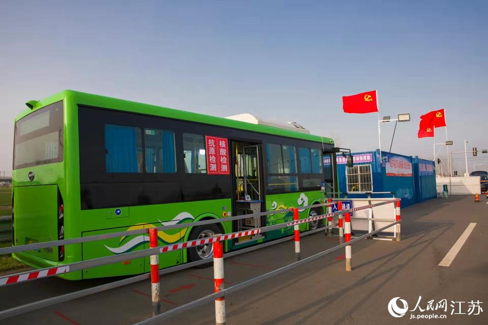 淮安市客總汽車運(yùn)輸有限公司調(diào)集兩部車況最佳“核酸采樣流動車”，組建黨員“先鋒崗”。紀(jì)星名攝