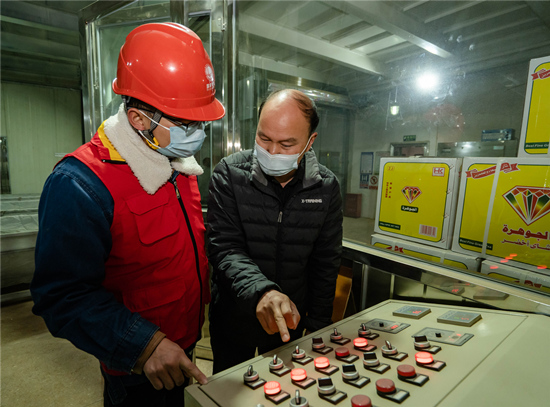 電力工作人員對(duì)用電企業(yè)進(jìn)行指導(dǎo)。受訪單位供圖
