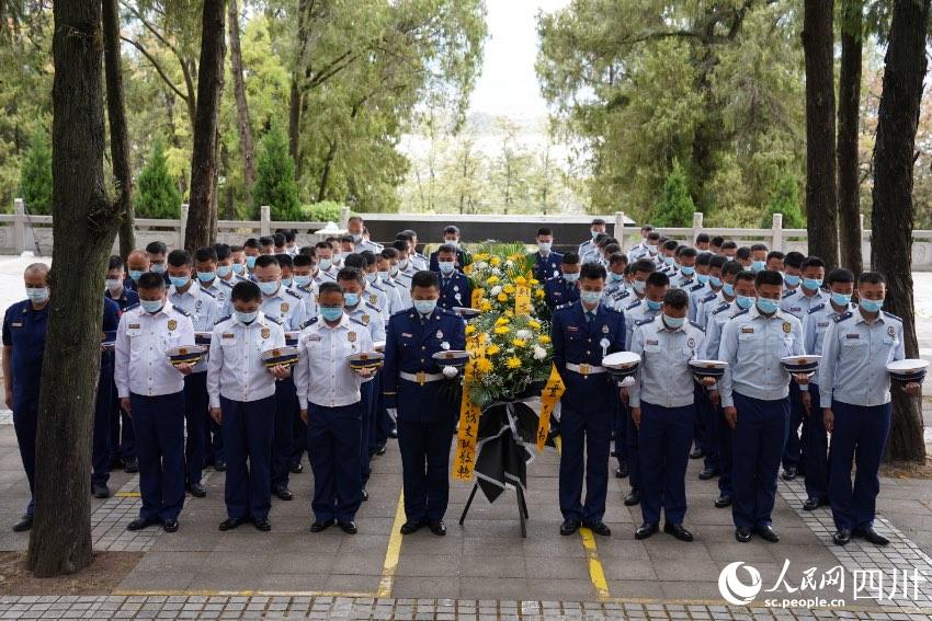 涼山州森林消防支隊(duì)駐西昌全體消防救援人員一同前往西昌市烈士陵園舉行紀(jì)念活動(dòng)。樊文淵攝