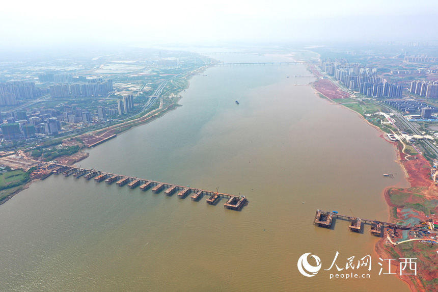 航拍九龍湖過江大橋，該橋是南昌第七座跨贛江通道。 人民網(wǎng) 時雨攝