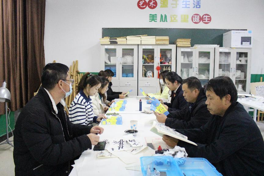 河北省臨西縣人民檢察院未檢檢察官在臨西縣第二小學(xué)為家長講解家庭教育促進(jìn)法。 孫國月攝