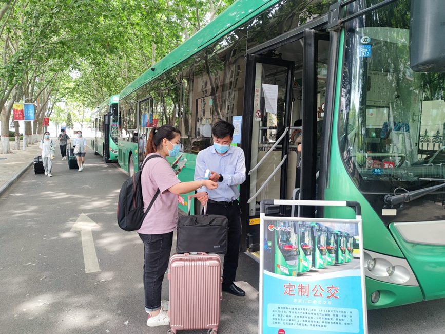 公交車從校園宿舍樓下出發(fā)，直達(dá)鄭州火車站和鄭州東站。崔晨攝