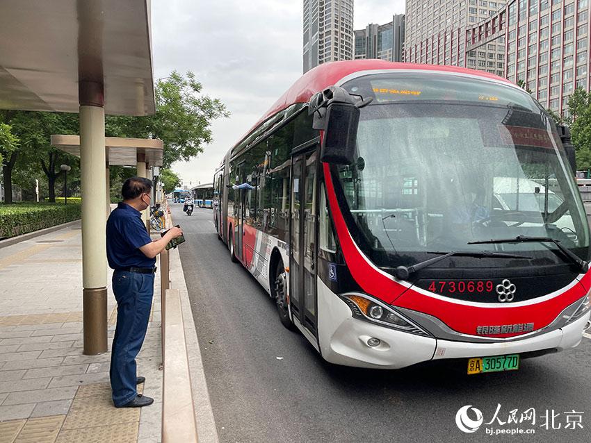北京1路公交車駛進八王墳西站，此前各路公交經(jīng)過該站時均甩站通過，今起該站回復(fù)正常上下客。人民網(wǎng) 尹星云攝