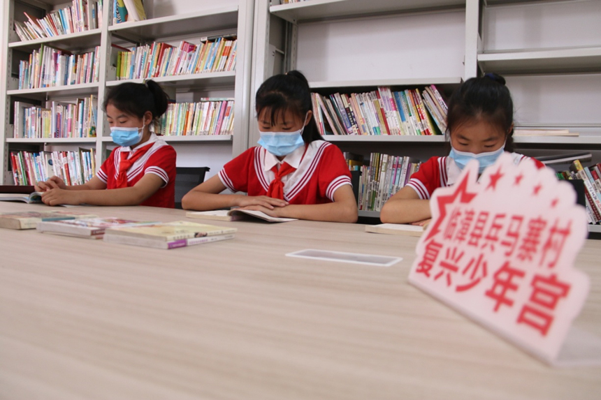 河北省臨漳縣柏鶴集鄉(xiāng)兵馬寨村復(fù)興少年宮，孩子們在閱覽室讀書。 申志好攝