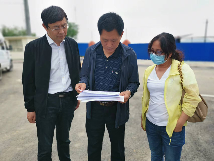 國情調(diào)查核查組專家對司家營鐵礦生產(chǎn)臺賬等進行檢查。袁海波攝