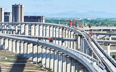 6月7日，工人在唐山市高新技術(shù)開發(fā)區(qū)境內(nèi)的京唐城際鐵路建設(shè)工地施工（無(wú)人機(jī)照片）。 新華社記者 楊世堯攝