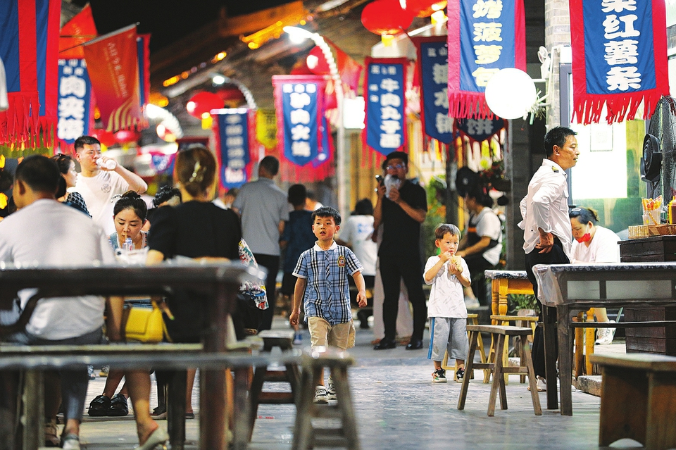  6月17日晚，游客在運(yùn)城市鹽湖區(qū)嵐山根運(yùn)城印象景區(qū)內(nèi)游玩。連日來(lái)，運(yùn)城市通過(guò)發(fā)放消費(fèi)券，培育夜購(gòu)、夜味、夜宿、夜玩、夜賞的消費(fèi)形態(tài)，迅速推動(dòng)消費(fèi)企穩(wěn)回暖，為經(jīng)濟(jì)發(fā)展注入強(qiáng)勁動(dòng)力。 金玉敏攝
