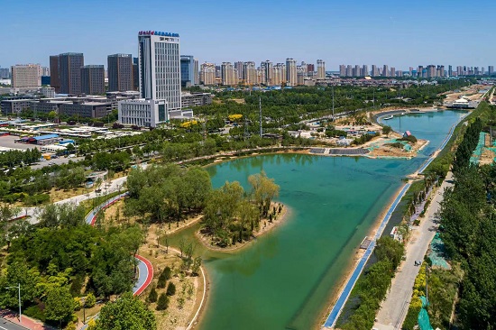 環(huán)城水系中的北湖公園越來越美。羅大慶攝