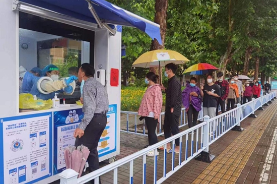 核酸采樣志愿者們上崗。孫金梅攝