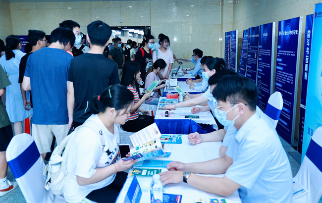大學(xué)生現(xiàn)場(chǎng)咨詢創(chuàng)業(yè)政策。長(zhǎng)沙市人社局供圖