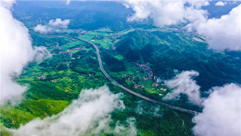 湖南省常寧市廟前鎮(zhèn)泉井村，云霧繚繞，青山蒼翠，公路蜿蜒，秀美如畫。周秀魚春攝