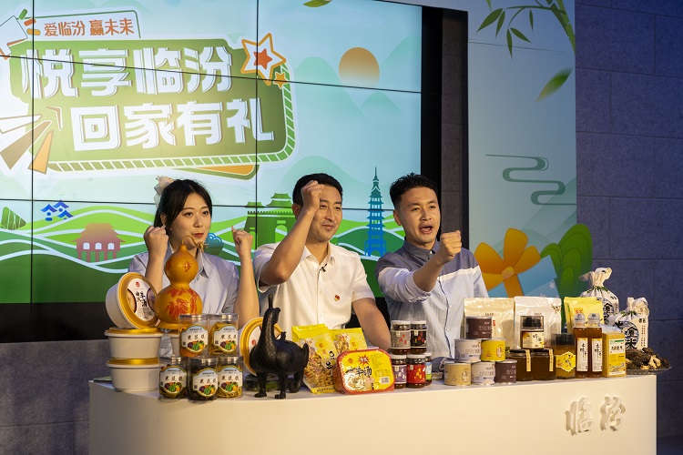 6月3日下午，在臨汾原產(chǎn)地商品體驗店，曲沃縣副縣長樊奇選對當?shù)氐霓r(nóng)特產(chǎn)品、旅游景點進行了推介代言。鄭遠飛攝