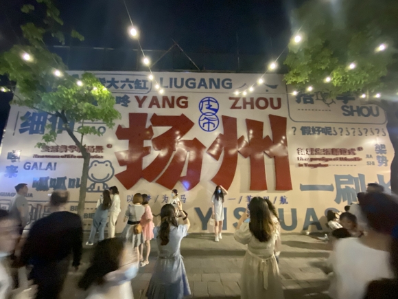 古運河畔的皮市街充滿市井氣息。 人民網(wǎng) 張玉峰攝