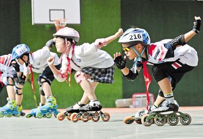 6月23日，邯鄲市邯山區(qū)實驗小學(xué)的學(xué)生在練習(xí)輪滑。 當(dāng)日是國際奧林匹克日，該小學(xué)開展了“我運動、我健康、我快樂”為主題的體育活動，通過足球、籃球、武術(shù)、輪滑、擊劍等運動，讓學(xué)生們享受運動健身的快樂，感受運動的魅力。 河北日報通訊員 郝群英攝