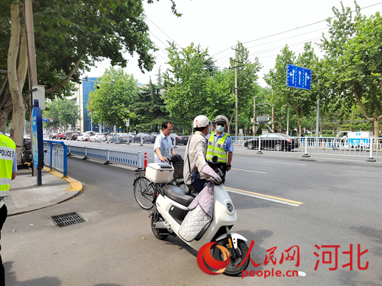 石家莊交警在查處非機動車違章。人民網(wǎng)祝龍超攝