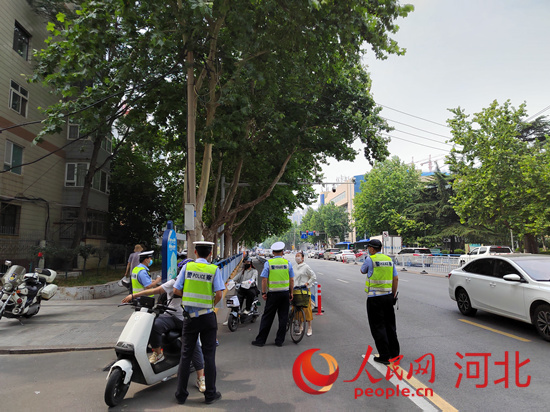 石家莊交警在查處非機動車違章。人民網(wǎng)祝龍超攝