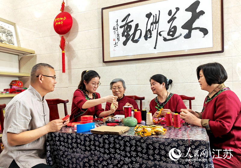 王秀英老人指導孫女制作香包。人民網(wǎng) 閆峰攝