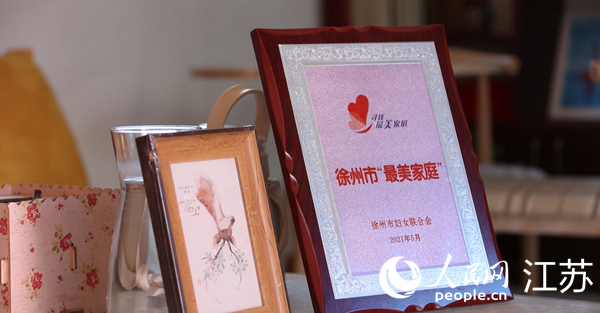 王繼蓮家庭獲得的部分榮譽(yù)。人民網(wǎng) 冷金明攝