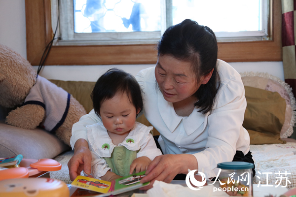 王繼蓮帶孫女看童書。人民網(wǎng) 冷金明攝