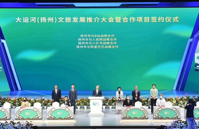 揚(yáng)州市副市長劉流與人民網(wǎng)股份有限公司江蘇分公司總經(jīng)理汪崢嶸作為代表分別簽署了戰(zhàn)略合作協(xié)議。文斌攝