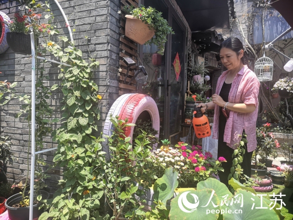 原在上海工作的袁荔退休后重回?fù)P州古城生活。 人民網(wǎng) 張玉峰攝