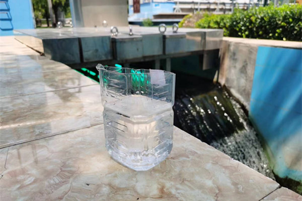在邯鄲市雞澤縣藍(lán)天污水處理廠，污水經(jīng)過處理后清澈透明。鄭佳欣攝