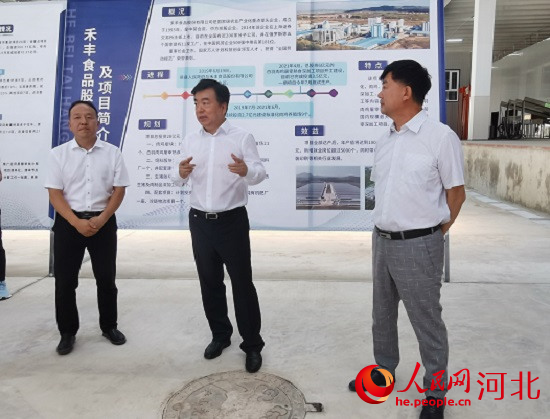 黨曉龍在禾豐項目現(xiàn)場鼓勵大家以商招商。 人民網(wǎng) 張繼航攝
