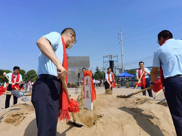 作為今年荷花節(jié)“開場秀”，理士新能源智造園區(qū)項(xiàng)目正式開工。人民網(wǎng) 馬曉波攝