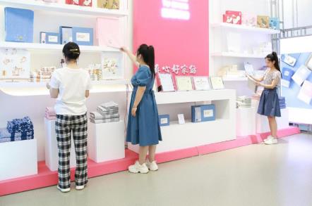 多樣的高陽紡織產(chǎn)品吸引大家關(guān)注。班靜怡攝
