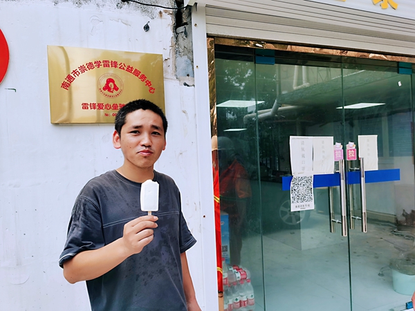 2過(guò)路司機(jī)在驛站冷飲。人民網(wǎng)記者王繼亮攝.jpg