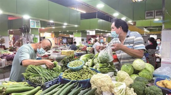 無(wú)錫市民在沁揚(yáng)市場(chǎng)和往常一樣購(gòu)買農(nóng)副產(chǎn)品。宗曉東攝
