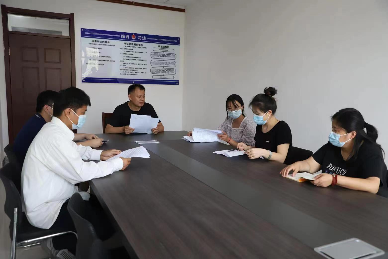 邢臺市臨西縣司法局工作人員在行政復議聽證室對行政復議事項開展聽證問詢。 孟凡儒攝