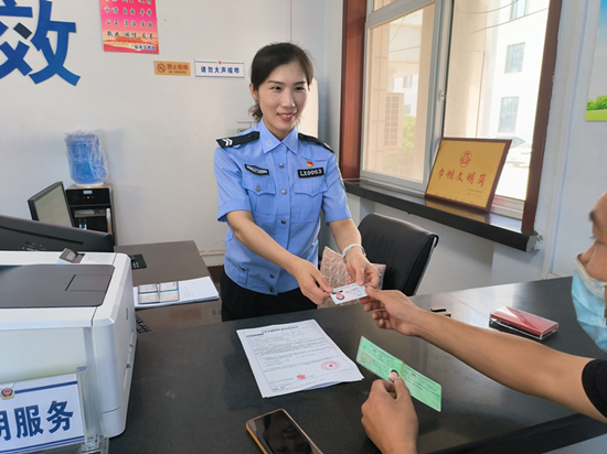 張靜正在為群眾辦理業(yè)務(wù)。 趙凱攝