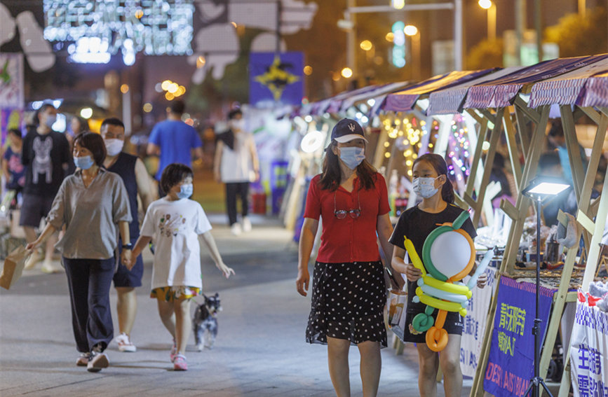 青年無限宇宙潮動市集匯聚眾多文創(chuàng)產(chǎn)品，豐富市民夜生活。王英浩攝