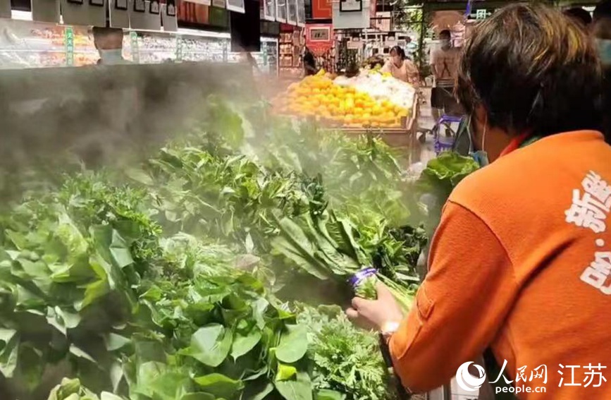 在大潤發(fā)長江北路店里，果蔬、肉蛋等生活必需品種類齊全，供應(yīng)充足，市民正有序選購。無錫市委網(wǎng)信辦供圖