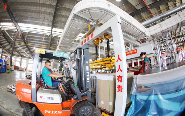沭陽(yáng)縣一公司車間內(nèi)一派緊張有序的繁忙景象。沭陽(yáng)縣委宣傳部供圖