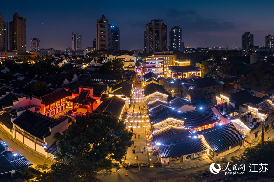 熙南里歷史文化休閑街區(qū)夜景。熙熙攝