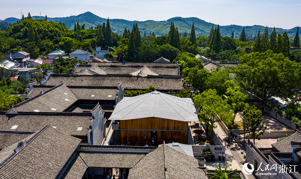 7月23日，空中俯瞰位于寧波市江北區(qū)慈城鎮(zhèn)的抱珠樓。人民網(wǎng) 章勇濤攝
