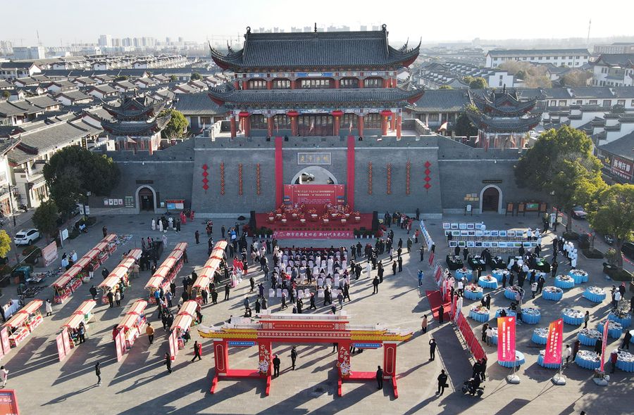 城門掛春聯(lián)，金湖沖刺“開門紅”。陳義寶攝